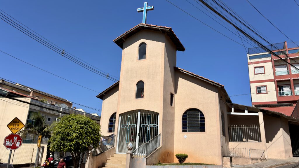 Fachada de uma das capelas da paróquia